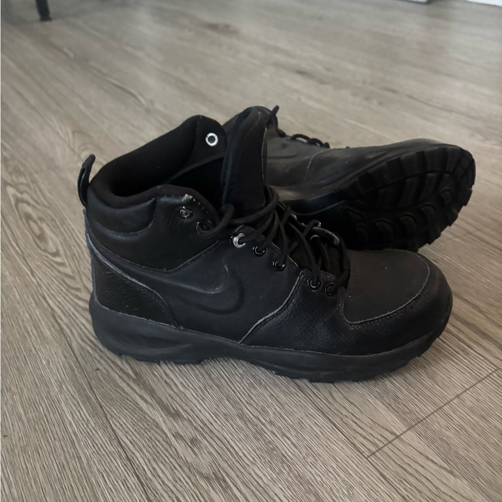 Nike Manoa All-Black Sneaker Boots